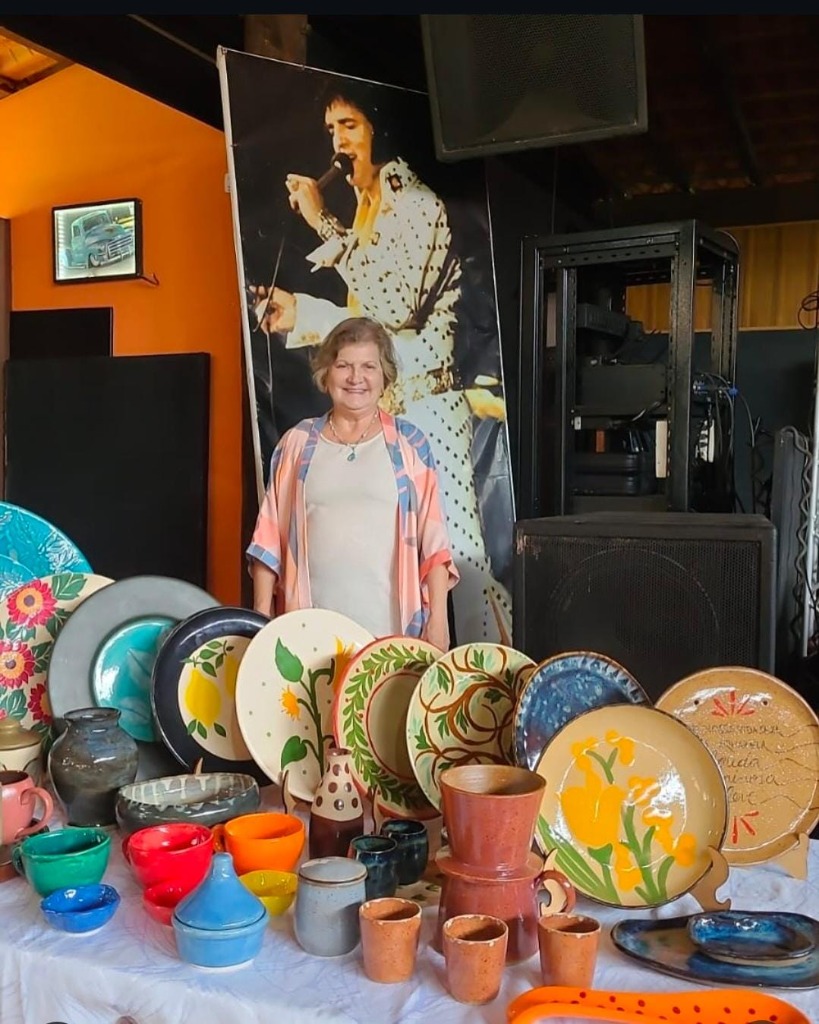 A artista ceramista MC Cittatini com sua produção autoral de cerâmicas pintadas à mão