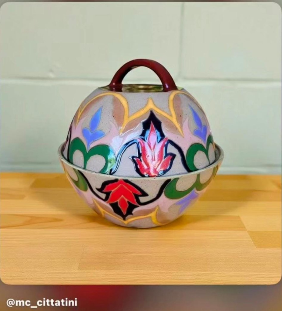 Bomboniere esférica de cerâmica decorada com alça e pintura ornamental colorida