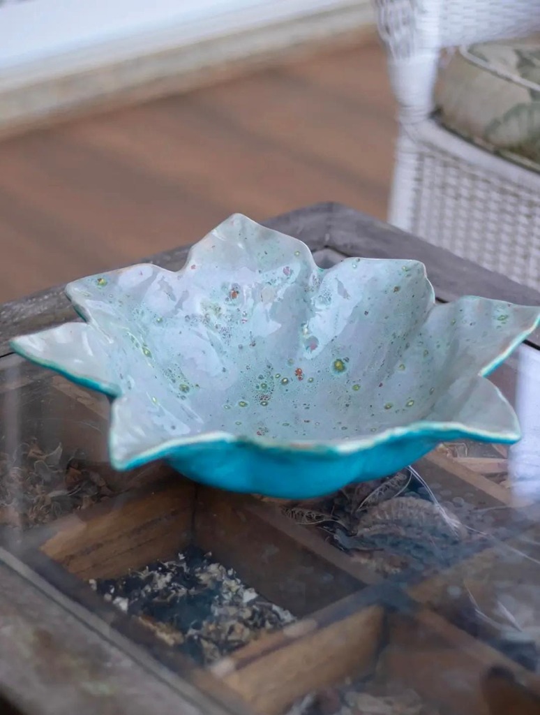 Bowl cerâmico escultural com bordas em pétalas de flor de lótus em azul turquesa e esmalte cristalizado