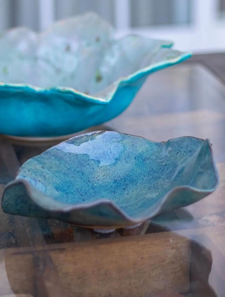 Conjunto de bowls orgânicos com bordas onduladas e esmalte em tons de azul profundo e turquesa