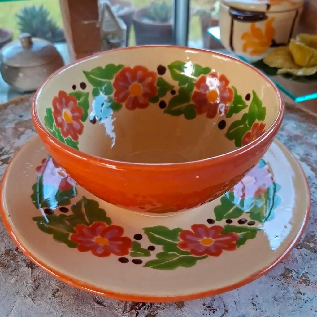Conjunto de bowl cumbuca e prato de sobremesa em cerâmica pintada à mão com motivos florais campestres