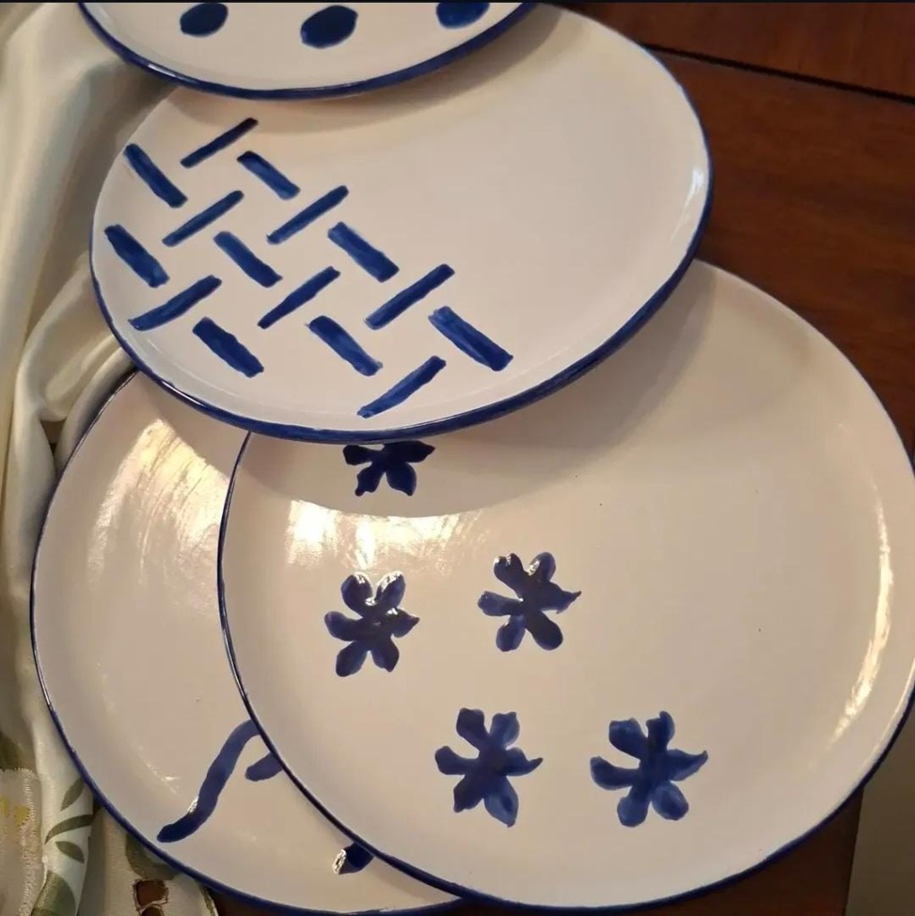 Conjunto de pratos de cerâmica esmaltada branca com pinturas manuais em azul cobalto tradicional