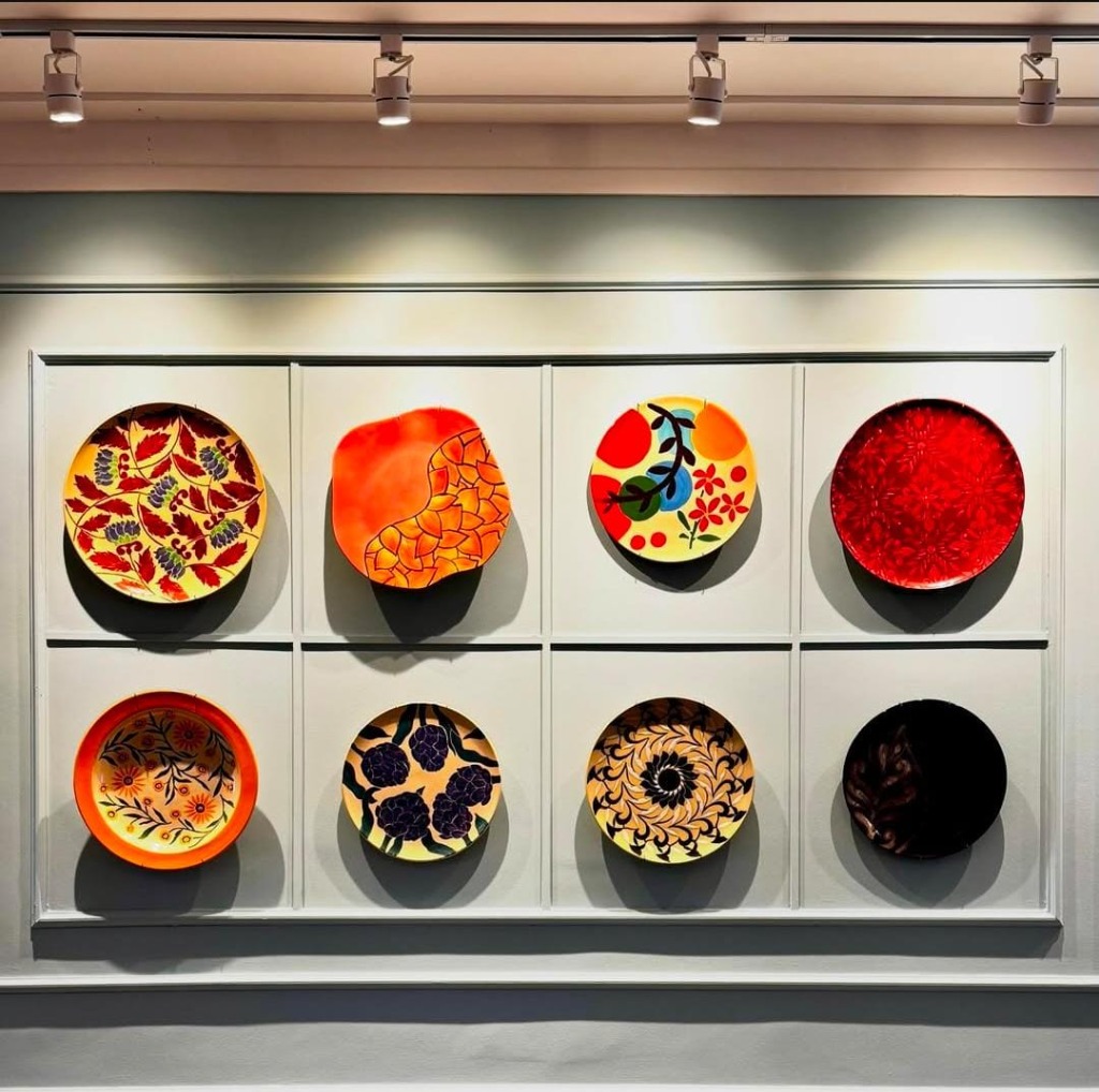 Composição de galeria com 8 pratos decorativos de cerâmica pintados à mão em nichos iluminados