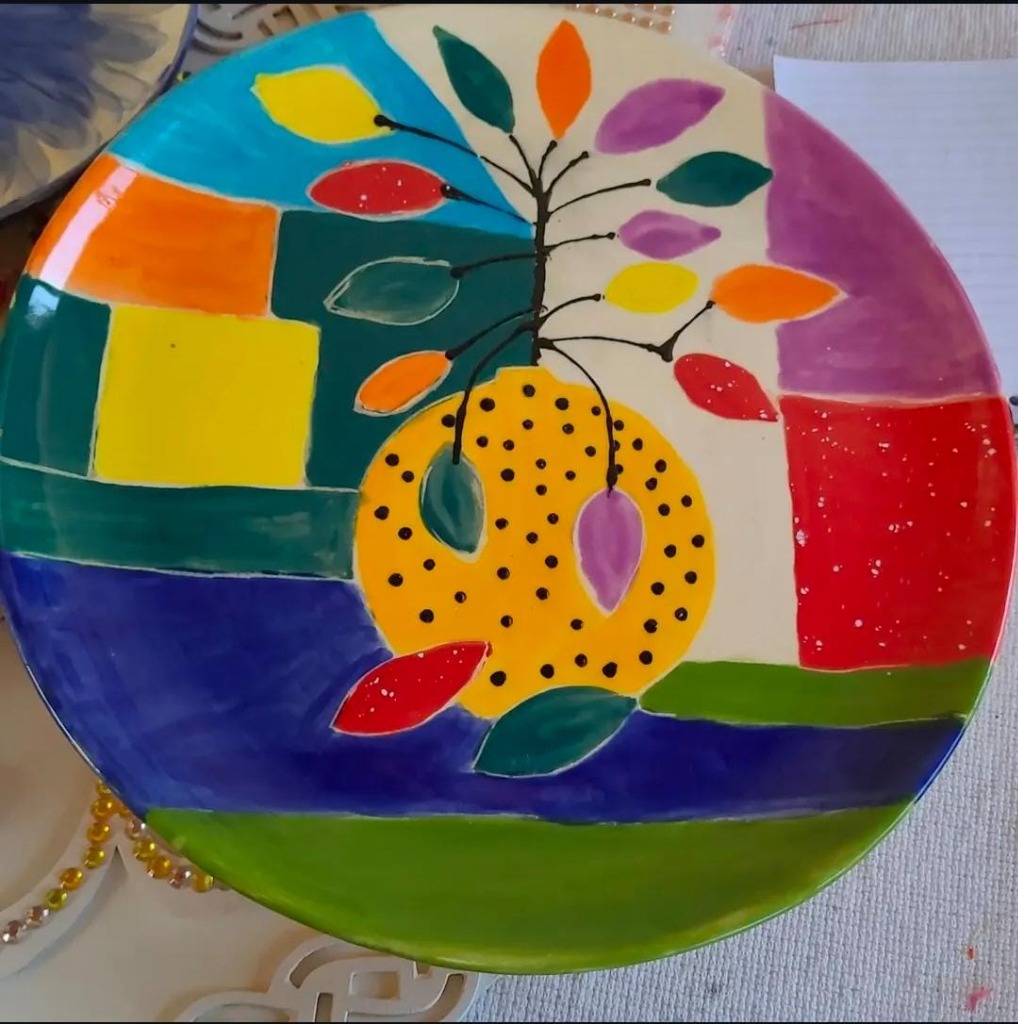 Prato decorativo com pintura da árvore da vida e blocos geométricos em cores vivas
