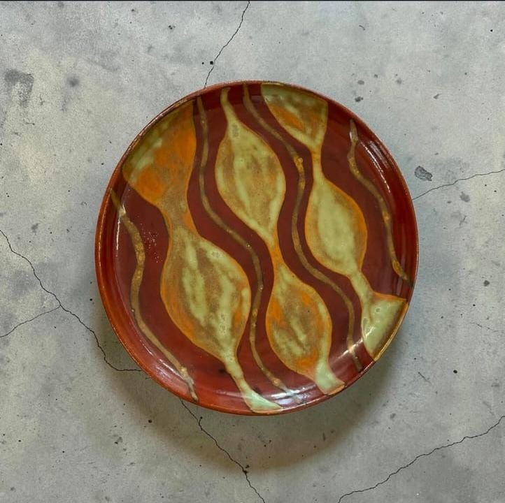 Prato decorativo cerâmico com formas fluidas orgânicas e esmaltação mineral terracota e sálvia