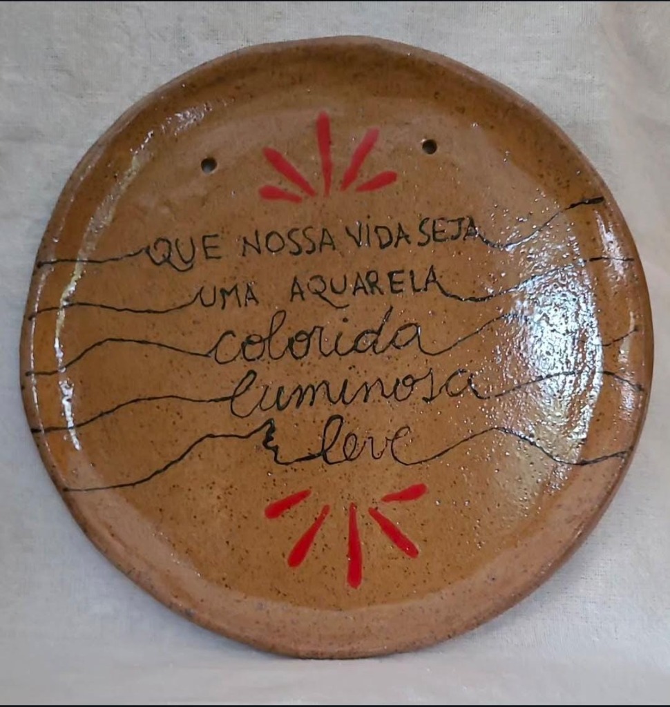 Prato decorativo de cerâmica artesanal com a frase: Que nossa vida seja uma aquarela colorida, luminosa e leve