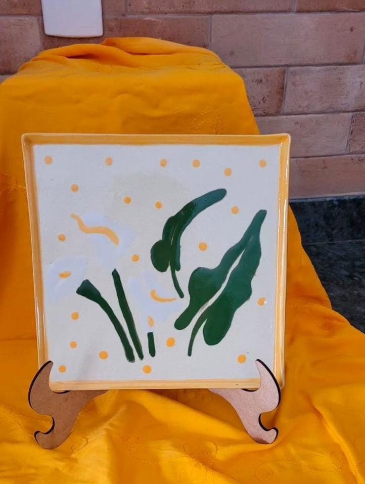 Prato decorativo quadrado em cerâmica esmaltada com pintura de folhagens e lírio estilizado