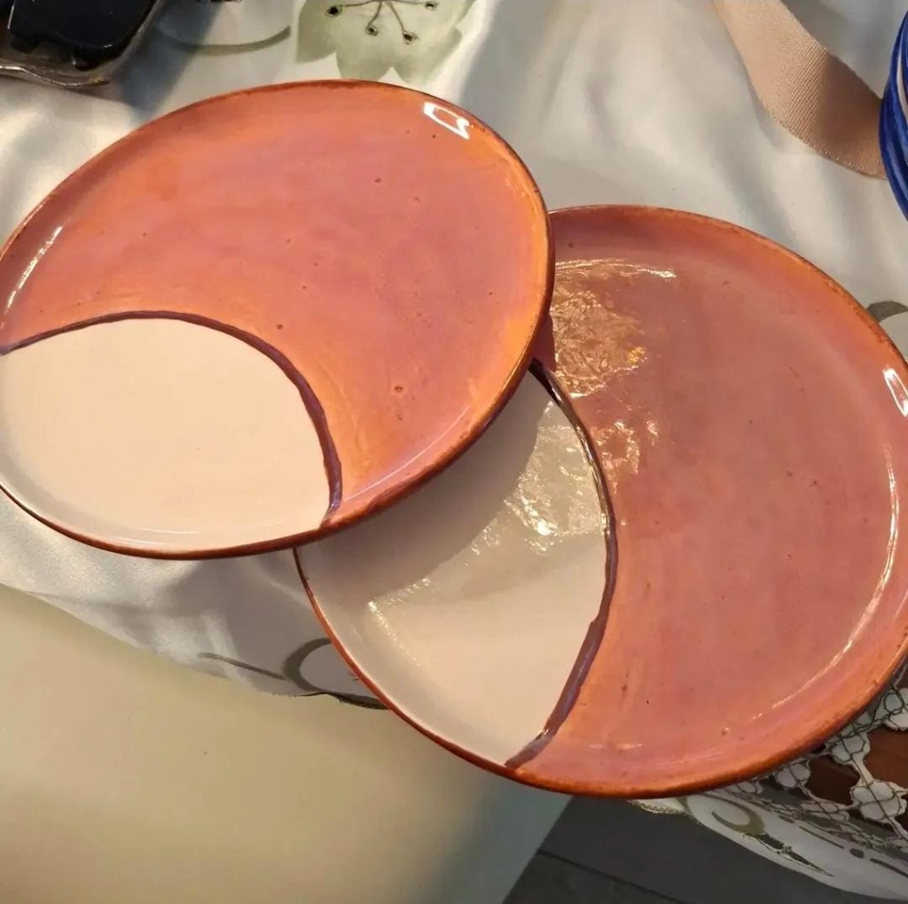 Duo de pratos artesanais em cerâmica com divisão geométrica orgânica em rosa blush e off-white