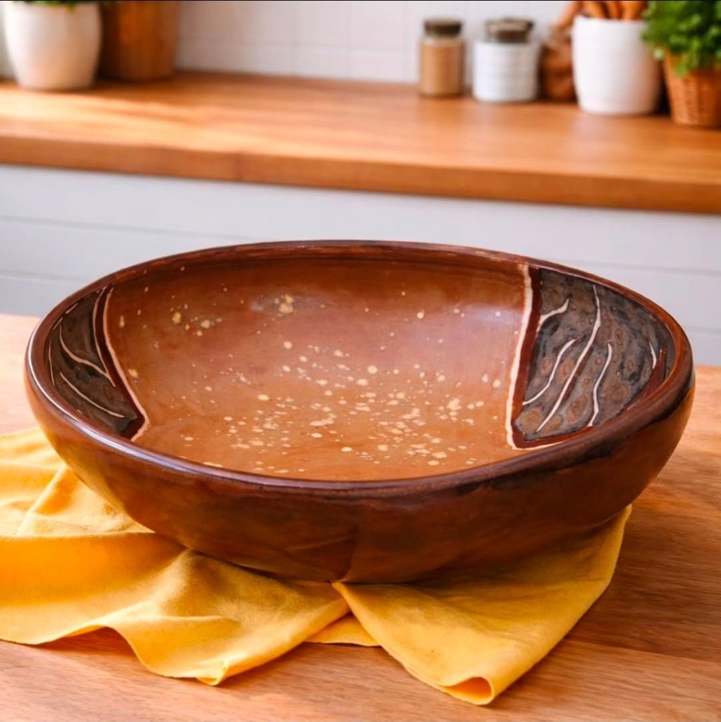 Saladeira e centro de mesa cerâmica em tom terracota vitrificado com abas decoradas