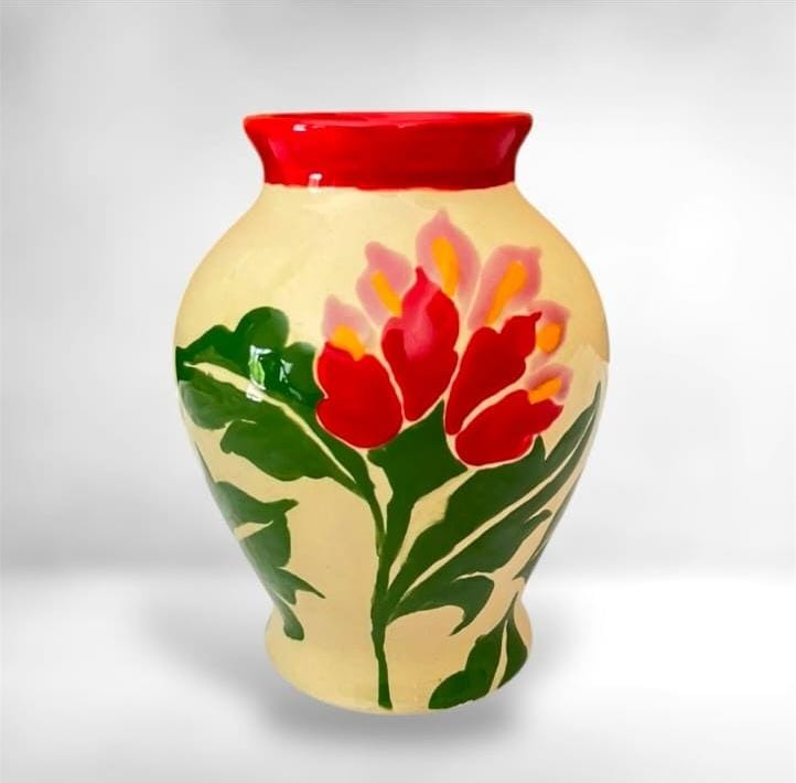 Vaso bojudo de cerâmica artesanal com boca esmaltada vermelha e pintura de flor tropical exuberante